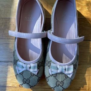 Gucci kids logo sandals with pink leather straps. EUC. Made Italy.